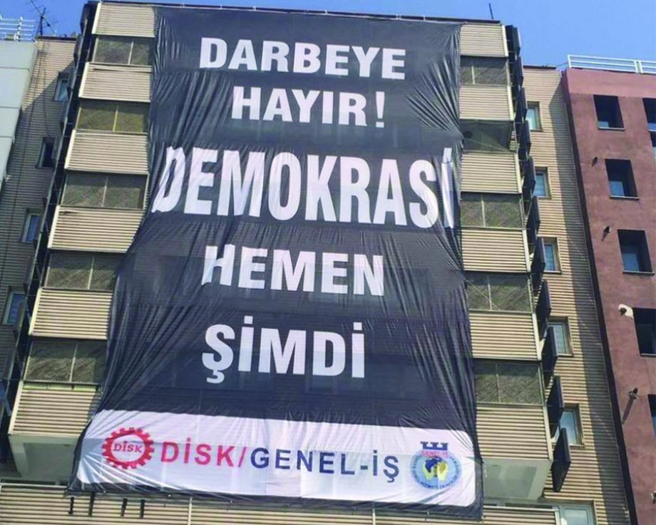 Darbe Girişimi Püskürtüldü Artık Tam Demokrasi İstiyoruz!